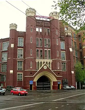 Главное здание МЭЛЗ. Под автостоянкой — коллектор Хапиловки