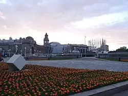 Вид на здание Киевского вокзала с закладным памятным знаком (каменным кубом) заложении площади Европы