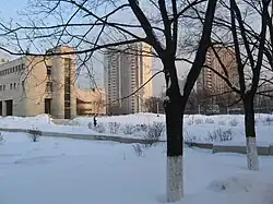 На углу Самаркандского бульвара и Ферганской улицы. Слева — школа искусств имени Балакирева