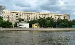 Гончарная набережная, 3. Жилой дом 1940 года постройки и ряд домов XIX века — бывшие фабричные постройки и ночлежный дом.