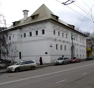 Место преступления — тротуар перед Белыми палатами на ул. Пречистенке.