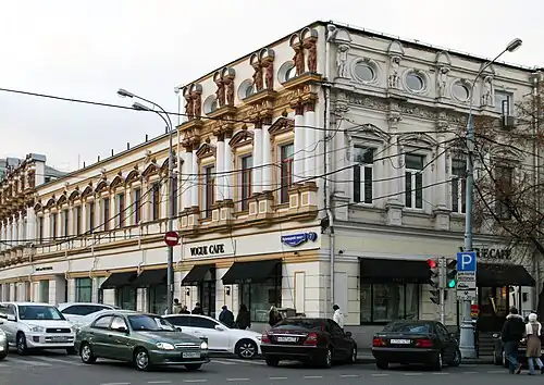 Угловая с Неглинной улицей часть здания