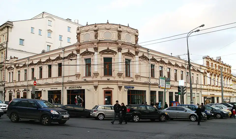 Вид на Доходный дом со стороны Петровки