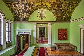 Холл первого этажа бывшей жилой части дома