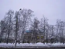 Вид на площадь Ле Зуана. За деревьями — бывший кинотеатр «Ханой». Январь 2012