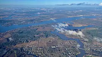 вид с высоты на посёлок и Пестовское водохранилище