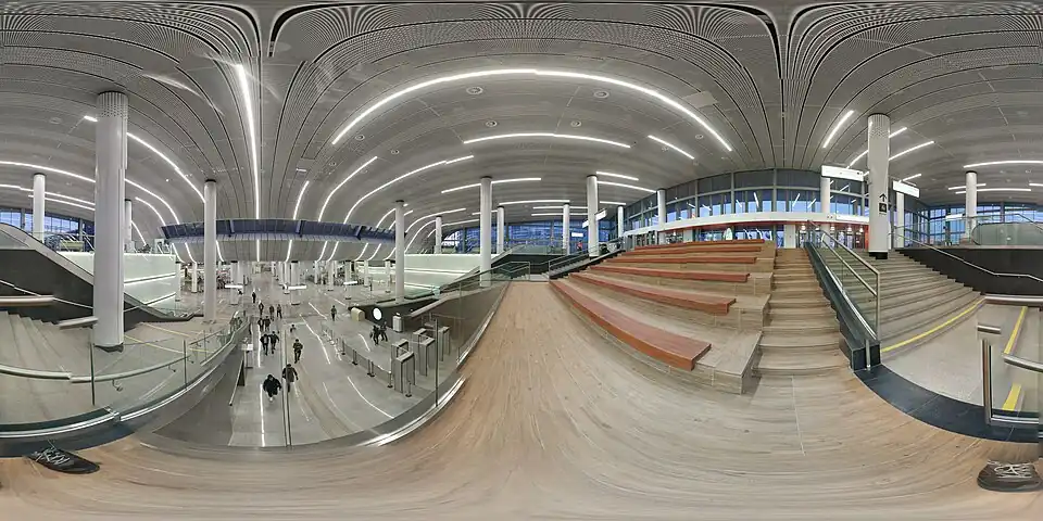 Амфитеатр с лавками в вестибюле