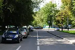 2-й Мосфильмовский переулок (вид от Мосфильмовской улицы в сторону сквера)