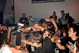 Слэм на хардкор-панк-концерте