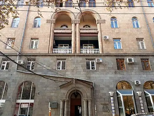 Детали фасада, выходящего на улицу Степана Зоряна