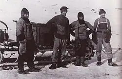 Механик Лэшли с коллегами на фоне снегохода