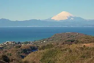 Вид на вулкан Фудзияма и залив Сагами со смотровой площадки на вершине горы Окусу