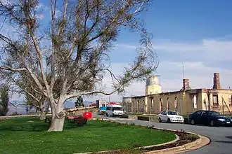 Сгоревшее старое административное здание обсерватории с куполом