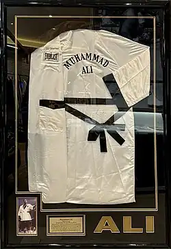 Халат Али на выставке Антонио Иноки в Осаке