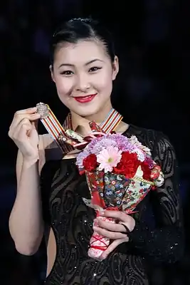 Мураками с бронзовой медальючемпионата четырёх континентов (2013)