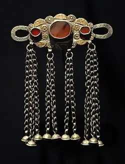 Женское ювелирное украшение из серебра, золота и сердоликов.