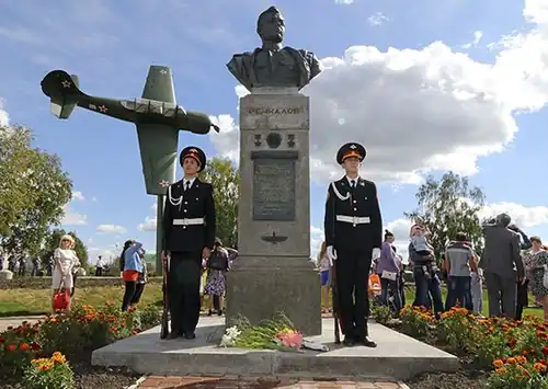 Бюст Григория Речкаловав посёлке Зайково