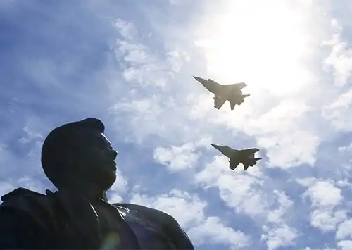 Истребители МиГ-31 совершают «полёт памяти»в честь Григория Речкалова