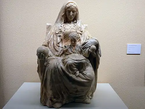 Скульптура Девы Марии с Младенцем