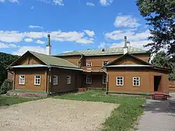 Во дворе Дома-музея.