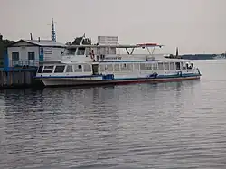 Теплоход у причала Бухта Радости на Клязьминском водохранилище. Мытищинский район