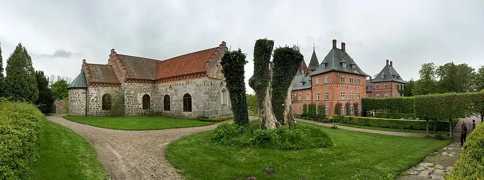 Старинная церковь рядом с замком