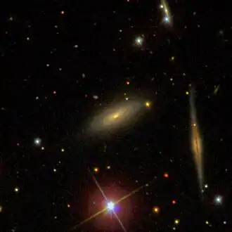NGC 27 (в центре). Справа галактика PGC 731