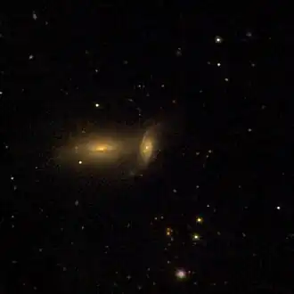 Слева NGC 7838, справа — NGC 7837