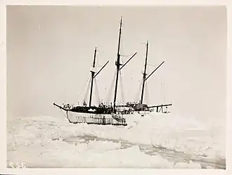 «Мод» во время прохождения Северного морского пути