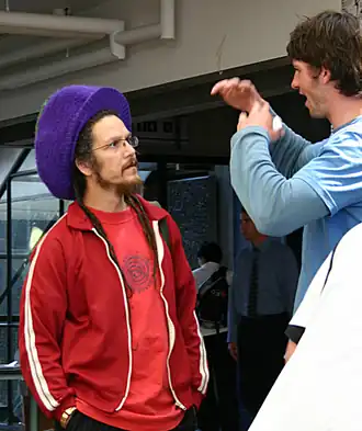 Танцош (слева) в Оклендском университете