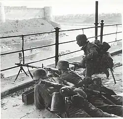 Солдаты войск СС обороняют Нарву в 1944 году