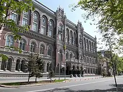 Институтская улица, вид на здание Национального банка Украины