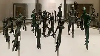 Нетипичная женская статуэтка