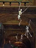 Скелеты, висящие на балконах зала The Central Hall