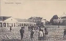 Вид со стороны центральной площади, магистрат виден за рыночными рядами, стоит слева от дворца Радзивиллов