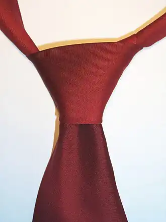 завязанный узел «полувиндзор»