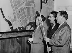 Давид Хелден, Ингве Ларссон и Свен Маркелиус у карты зонирования территории Норрмальма, включенной в генеральный план 1946 года