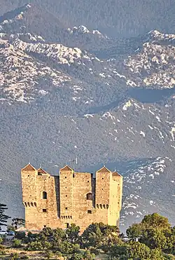 Крепость на фоне гор с северной стороны