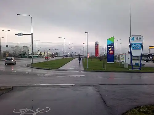 Поворот к торговому центру Prisma