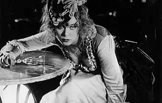 Стереотипный образ аристократки в фильме Новый Вавилон (1929)