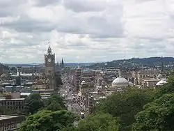 Вид на Принсес-стрит с вершины Колтон-Хилл