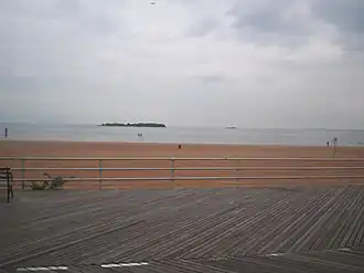 Остров Хоффмана (слева) и Суинборн (справа), вид с Саут Бич, Статен-Айленд