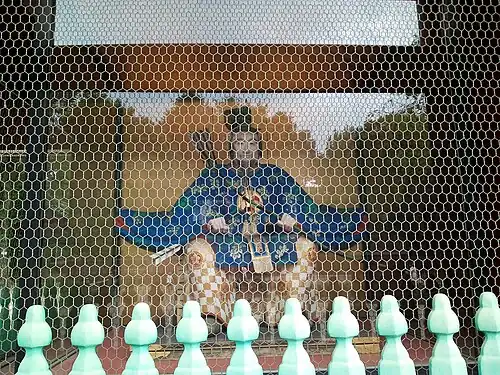 Одна из двух статуй охранников-ками