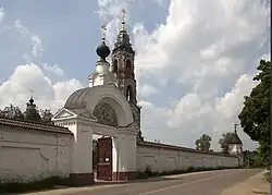 Монастырская стена с воротами