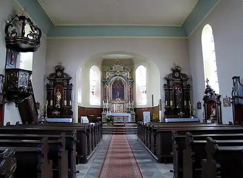 Интерьер, вид на алтарь