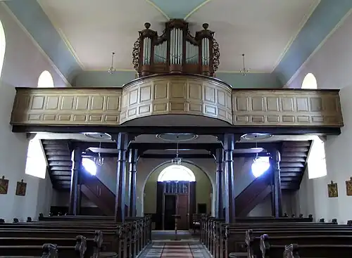 Интерьер, вид на орган