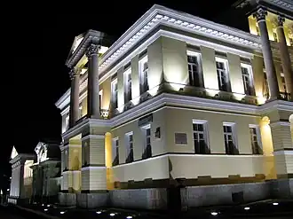 Главный дом с подсветкой