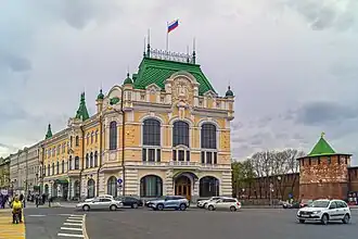 Отреставрированное здание городской думы Нижнего Новгорода с возвращённой императорской короной над городским гербом и государственным флагом России. 29 апреля 2025 года
