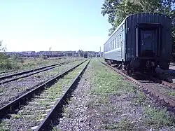 Состав пригородного поезда сообщением Пачелма — Нижний Ломов (один пассажирский вагон) у платформы на станции Нижний Ломов. Вид в южном направлении, в сторону Выглядовки. 2006 год