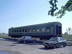 Состав пригородного поезда сообщением Пачелма — Нижний Ломов у платформы на станции Нижний Ломов. Вид со стороны вокзала. 2006 год